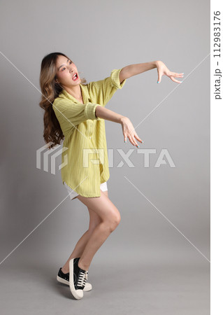 Young Asain Woman 112983176