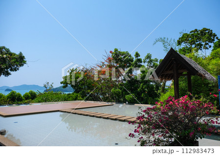 マッサージ 揉む ほぐす 112983473