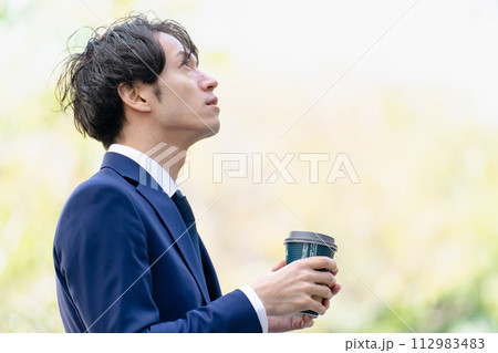 ビジネスマン　コーヒー　　 112983483