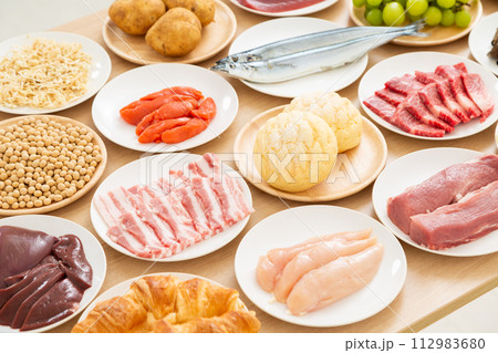 いろいろな食材の集合 112983680