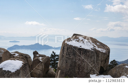宮島 弥山の山頂から眺める瀬戸内海 宮島 弥山の山頂から眺める瀬戸内海 112983813