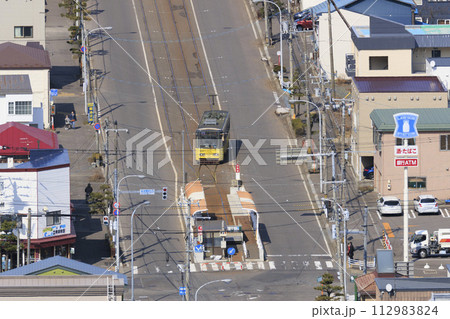 【ロゴ等レタッチ各所済】函館市電2系統谷地頭電停進入、出発の様子(黄色い電車) 【ロゴ等レタッチ各所済】函館市電2系統谷地頭電停進入、出発の様子(黄色い電車) 112983824