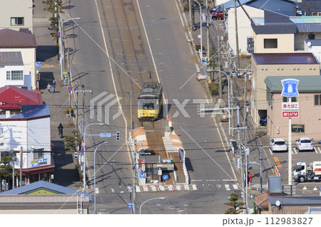 【ロゴ等レタッチ各所済】函館市電2系統谷地頭電停進入、出発の様子（黄色い電車） 112983827