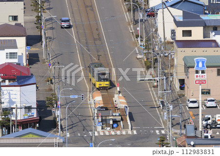 【ロゴ等レタッチ各所済】函館市電2系統谷地頭電停進入、出発の様子(黄色い電車) 【ロゴ等レタッチ各所済】函館市電2系統谷地頭電停進入、出発の様子(黄色い電車) 112983831