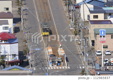 【ロゴ等レタッチ各所済】函館市電2系統谷地頭電停進入、出発の様子(黄色い電車) 【ロゴ等レタッチ各所済】函館市電2系統谷地頭電停進入、出発の様子(黄色い電車) 112983837
