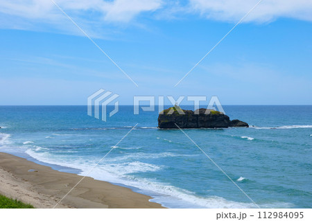 白兎海岸と淤岐ノ島の鳥居 白兎海岸と淤岐ノ島の鳥居 112984095