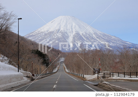 喜茂別町側から見た 残雪の後方羊蹄山 喜茂別町側から見た 残雪の後方羊蹄山 112984179