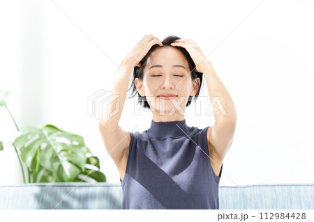 ビューティーイメージ ミドル女性 ヘアケア ビューティーイメージ ミドル女性 ヘアケア 112984428