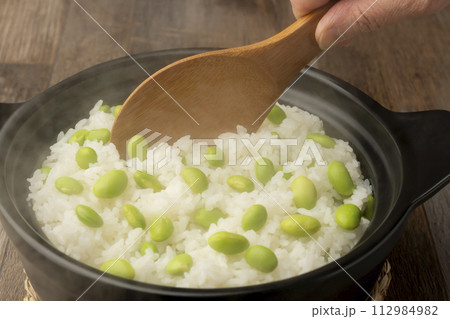 枝豆ご飯 土鍋炊き 杓文字でよそう 枝豆ご飯 土鍋炊き 杓文字でよそう 112984982