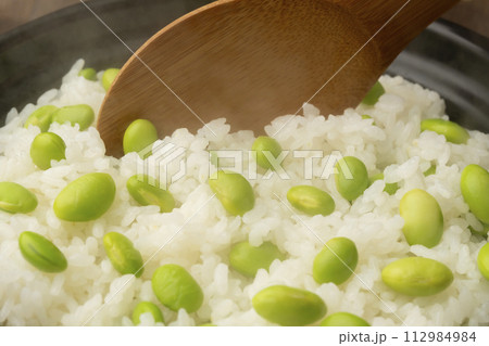 枝豆ご飯 土鍋炊き 杓文字でよそう 枝豆ご飯 土鍋炊き 杓文字でよそう 112984984