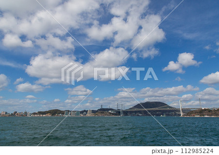 関門海峡にかかる関門橋 関門海峡にかかる関門橋 112985224
