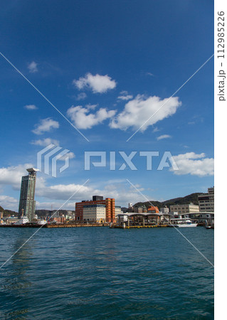 門司港レトロ地区を見渡せる岸壁 112985226