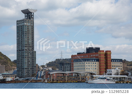 門司港レトロ地区を見渡せる岸壁 112985228