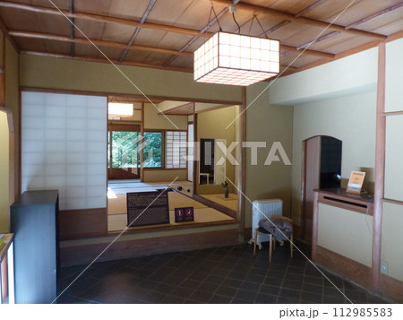 東京都庭園美術館  東京都港区白金台　旧朝香宮邸公益財団法人東京都歴史文化財団　庭園　池　林　新館  112985583