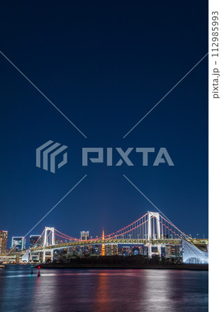 「東京都」夜景・お台場からレインボーブリッジを望む 112985993