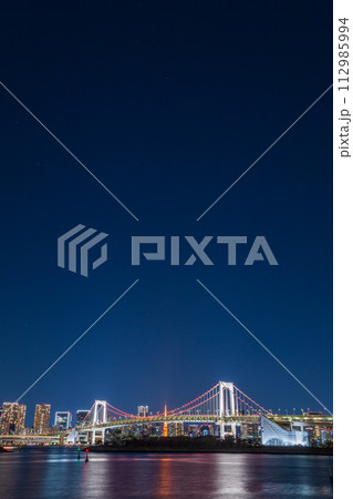 「東京都」夜景・お台場からレインボーブリッジを望む 112985994
