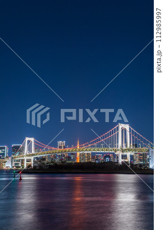 「東京都」夜景・お台場からレインボーブリッジを望む 112985997