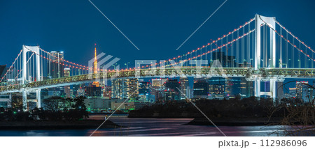 「東京都」夜景・お台場からレインボーブリッジを望む 112986096