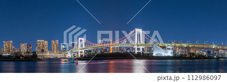 「東京都」夜景・お台場からレインボーブリッジを望む 112986097