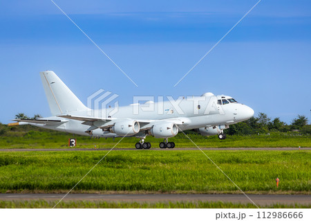 離陸する海上自衛隊ターボファンエンジン4発対潜哨戒機P-1 112986666