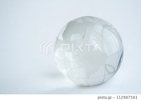 ガラスの地球儀　ペーパーウエイト 112987381