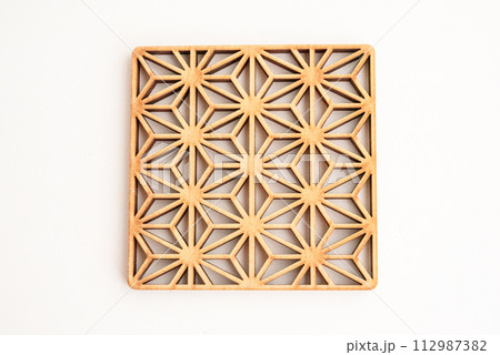 木製のコースター 麻の葉 吉祥文様 木製のコースター 麻の葉 吉祥文様 112987382