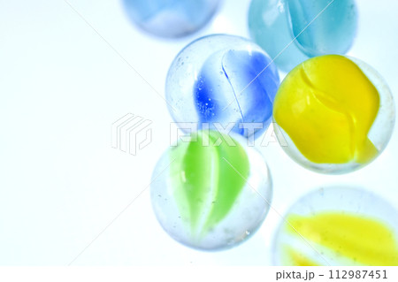 カラフルなビー玉 カラフルなビー玉 112987451