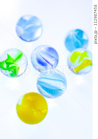 ビー玉とビー玉の玉ボケ 112987458