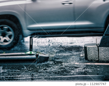 走る自動車の水はね 走る自動車の水はね 112987747