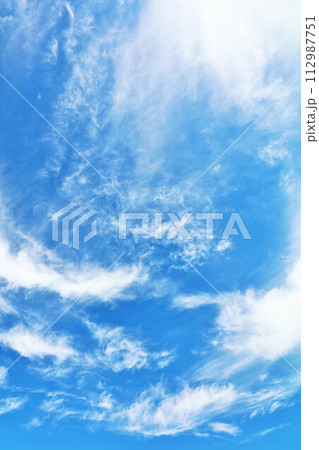秋の青空と雲 112987751
