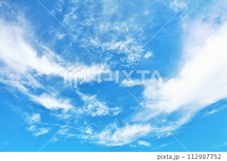 秋の青空と雲 112987752