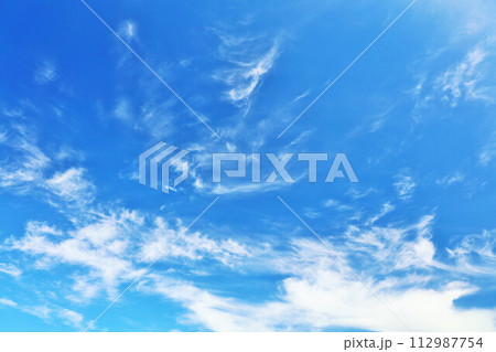 秋の青空と雲 112987754
