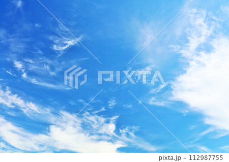 秋の青空と雲 秋の青空と雲 112987755