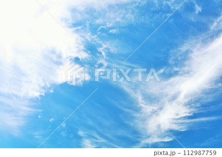 秋の青空と雲 112987759