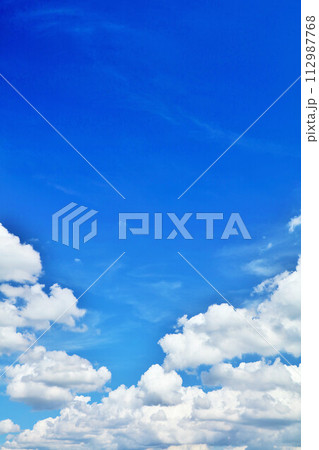 夏の青空と雲 112987768