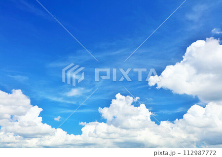 夏の青空と雲 夏の青空と雲 112987772