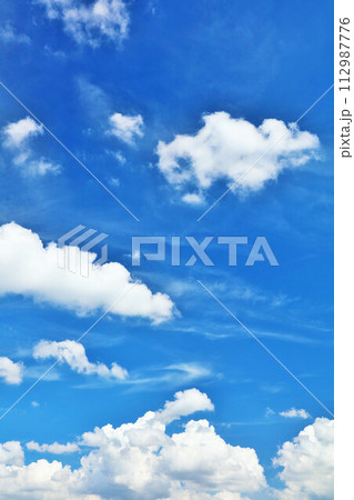 夏の青空と雲 112987776