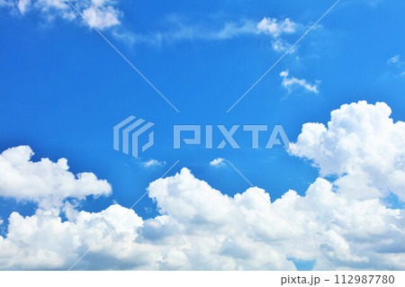 夏の青空と雲 112987780