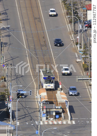 【縦構図・人物ナンバーロゴレタッチ済み】函館市電 谷地頭電停に進入、出発の様子 【縦構図・人物ナンバーロゴレタッチ済み】函館市電 谷地頭電停に進入、出発の様子 112987787