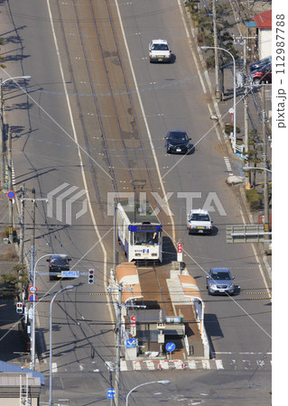 【縦構図・人物ナンバーロゴレタッチ済み】函館市電 谷地頭電停に進入、出発の様子 【縦構図・人物ナンバーロゴレタッチ済み】函館市電 谷地頭電停に進入、出発の様子 112987788