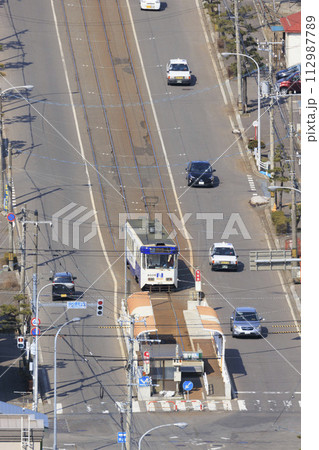 【縦構図・人物ナンバーロゴレタッチ済み】函館市電 谷地頭電停に進入、出発の様子 【縦構図・人物ナンバーロゴレタッチ済み】函館市電 谷地頭電停に進入、出発の様子 112987789