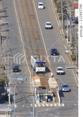 【縦構図・人物ナンバーロゴレタッチ済み】函館市電 谷地頭電停に進入、出発の様子 【縦構図・人物ナンバーロゴレタッチ済み】函館市電 谷地頭電停に進入、出発の様子 112987790