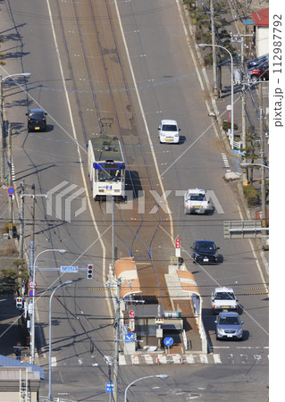 【縦構図・人物ナンバーロゴレタッチ済み】函館市電 谷地頭電停に進入、出発の様子 【縦構図・人物ナンバーロゴレタッチ済み】函館市電 谷地頭電停に進入、出発の様子 112987792