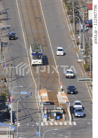 【縦構図・人物ナンバーロゴレタッチ済み】函館市電 谷地頭電停に進入、出発の様子 【縦構図・人物ナンバーロゴレタッチ済み】函館市電 谷地頭電停に進入、出発の様子 112987796