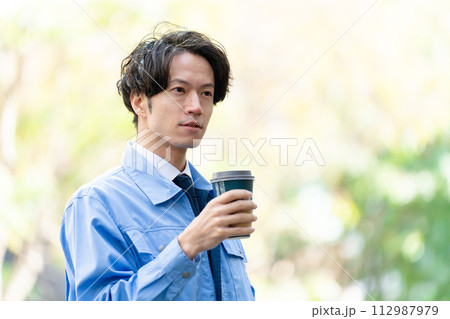 作業着を着た男性　悩む 112987979