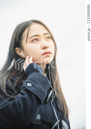 イヤホンをしている女子高生 イヤホンをしている女子高生 112988086