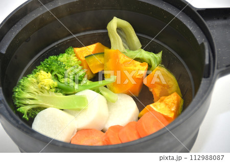 温野菜・蒸し野菜・蒸し器に入った野菜 112988087
