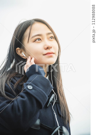 イヤホンをしている女子高生 112988088