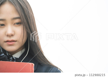 赤い本を抱える女子高生 赤い本を抱える女子高生 112988215