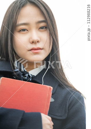 赤い本を抱える女子高生 112988216